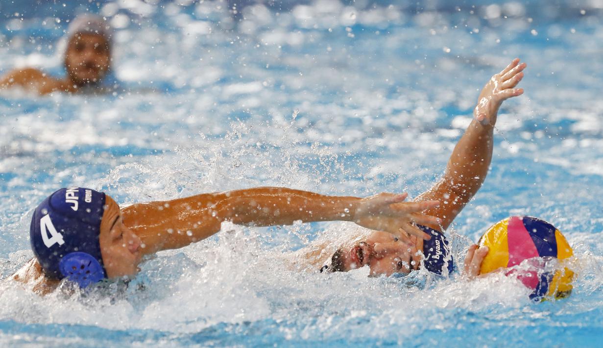 Atlet polo air Jepang, Mitsuaki Shiga, saat pertandingan melawan Iran pada semifinal Asian Games di Stadion Akuatik, Jakarta, Jumat (31/8/2018). (AP/Bernat Armangue)