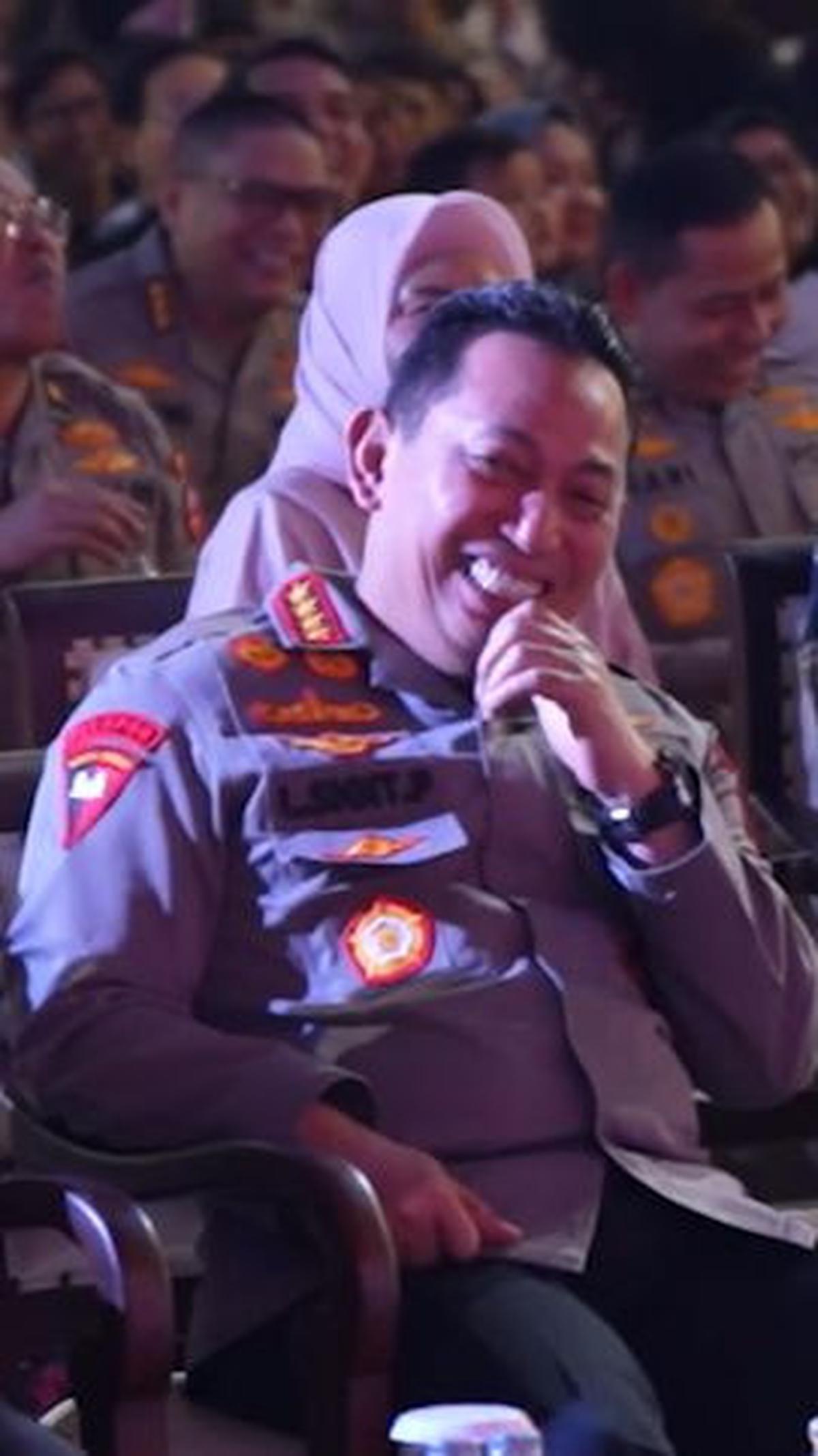 Ia bahkan tidak marah meski disapa oleh anggotanya di depan para Jenderal, salah satunya Wakapolri Komjen Agus Andrianto. <br>