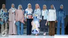 Sejumlah model berpose usai memperagakan busana rancangan desainer Ria Miranda saat tampil di Riamiranda The Fourth Annual Trend Show 2017 di Hall Senayan City, Jakarta, Sabtu (10/12). (Liputan6.com/Herman Zakharia)