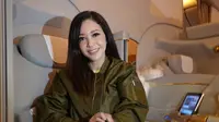 Gaya Maia Estianty saat naik pesawat kerap curi perhatian. Ia kerap tampil kasual dengan outer, rambut tergerai, dan tak ragu memperlihatkan bare face. (Foto: Dok. Instagram @maiaestiantyreal)