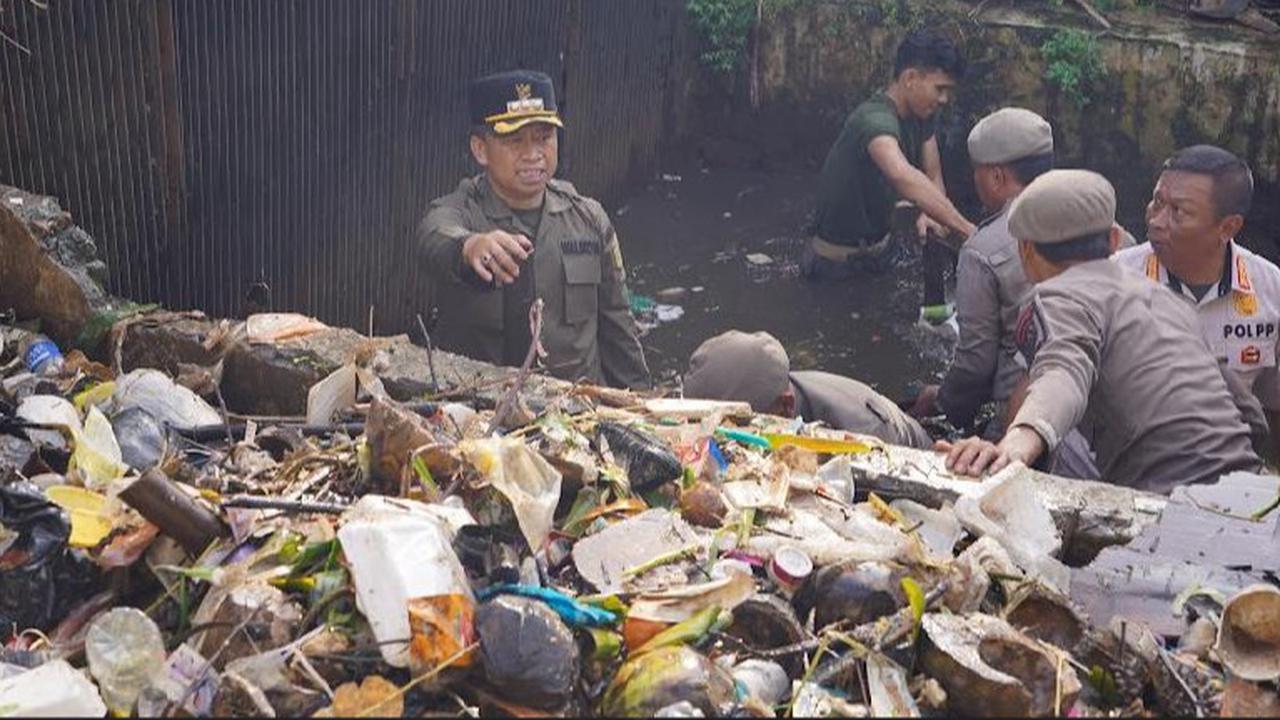 walikota depok supian nyemplung kali