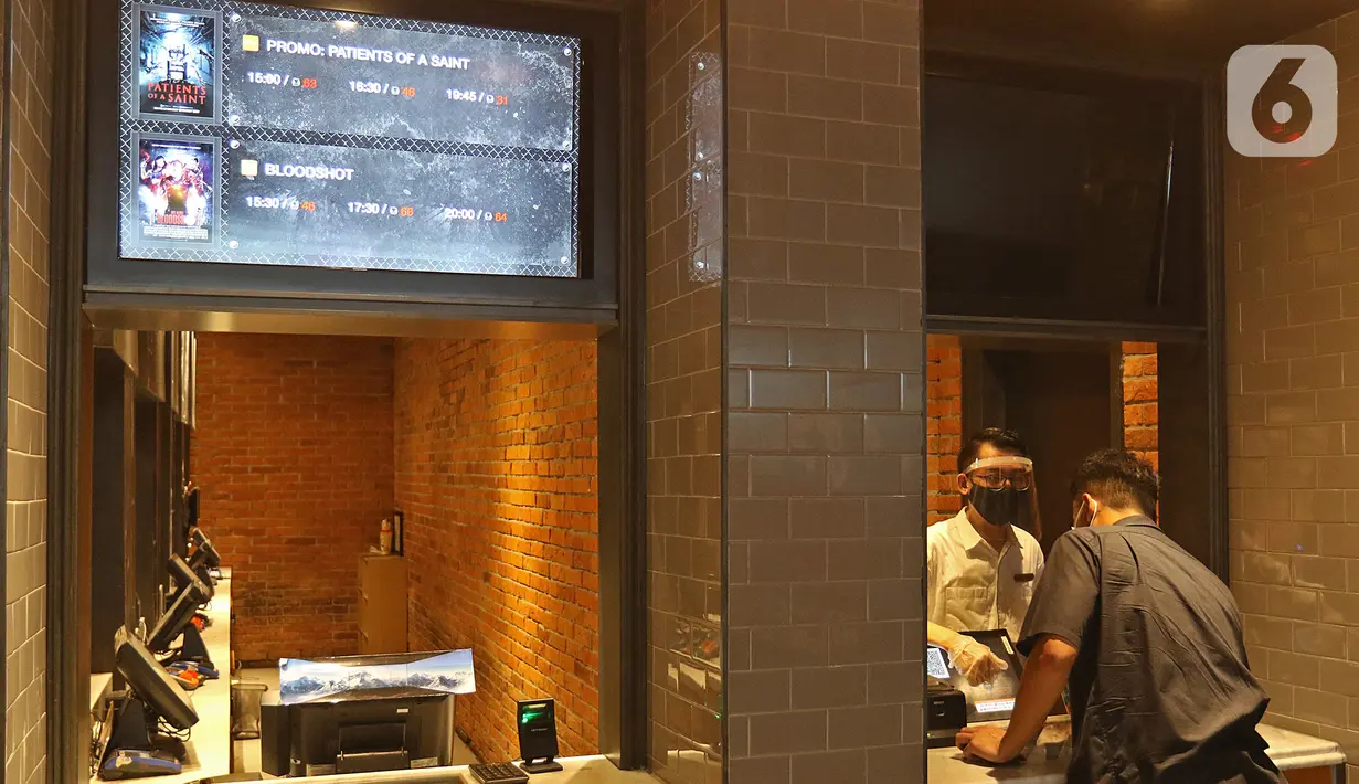 Penonton memesan tiket di bioskop yang sudah dibuka, di CGV Grand Indonesia di Jakarta, Rabu (21/10/2020). Jumlah penonton Bioskop yang kembali beroperasi dibatasi maksimal 25 persen dari total kapasitas. (Liputan.com/Herman Zakharia)