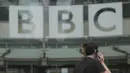 Lebih jauh lagi, seorang pengacara dari anak muda tersebut - yang juga tidak disebutkan namanya - mengatakan kepada BBC bahwa "tidak ada hal yang tidak pantas atau melanggar hukum yang terjadi antara klien kami dengan tokoh BBC tersebut." (AP Photo/Kin Cheung)