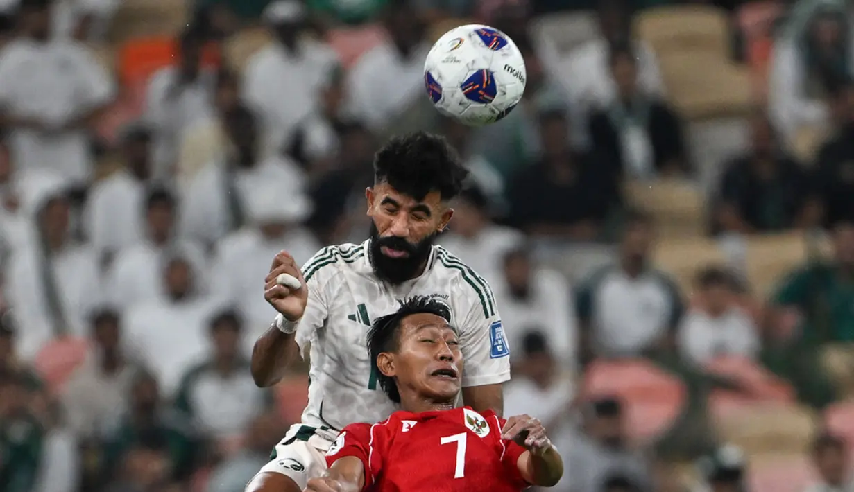 Pemain Timnas Indonesia, Beckham Putra, duel udara dengan pemain Arab Saudi, Nawaf Bu Washl, pada laga Grup B putaran keempat Kualifikasi Piala Dunia 2026 Zona Asia di King Abdullah Sports City Stadium, Jeddah, pada Kamis (9/10/2025) dini hari WIB. (AP Photo)