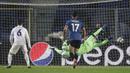 Kiper Atalanta, Pierluigi Gollini gagal menjangkau bola yang dilesakkan bek Real Madrid, Ferland Mendy dalam laga leg pertama babak 16 Besar Liga Champions 2020/21 di Gewiss Stadium, Bergamo, Rabu (24/2/2021). Atalanta kalah 0-1 dari Real Madrid. (AP/Luca Bruno)