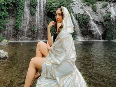 Baru-baru ini, Anya Geraldine sedang berlibur ke Bali bersama rekan-rekannya. Salah satu destinasi yang dikunjungi adalah Air Terjun Kembar Banyumala. (Liputan6.com/IG/anyageraldine)