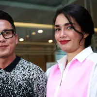 Pasangan Andhika Pratama dan Ussy Sulistiawaty  membenarkan berita kehamilan anak keempatnya. Presenter Andhika mengaku bahwa kehamilannya itu diluar perencanaannya.  (Deki Prayoga/Bintang.com)
