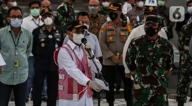 Menhub Budi Karya Sumadi (kiri) memberikan keterangan kepada wartawan terkait jatuhnya pesawat Sriwijaya Air  SJ 182 di JICT Tanjung Priok, Jakarta Utara, Selasa (12/1/2020). Black box atau kotak hitam pesawat Sriwijaya Air SJ182 telah ditemukan oleh pihak TNI AL. (Liputan6.com/Johan Tallo)