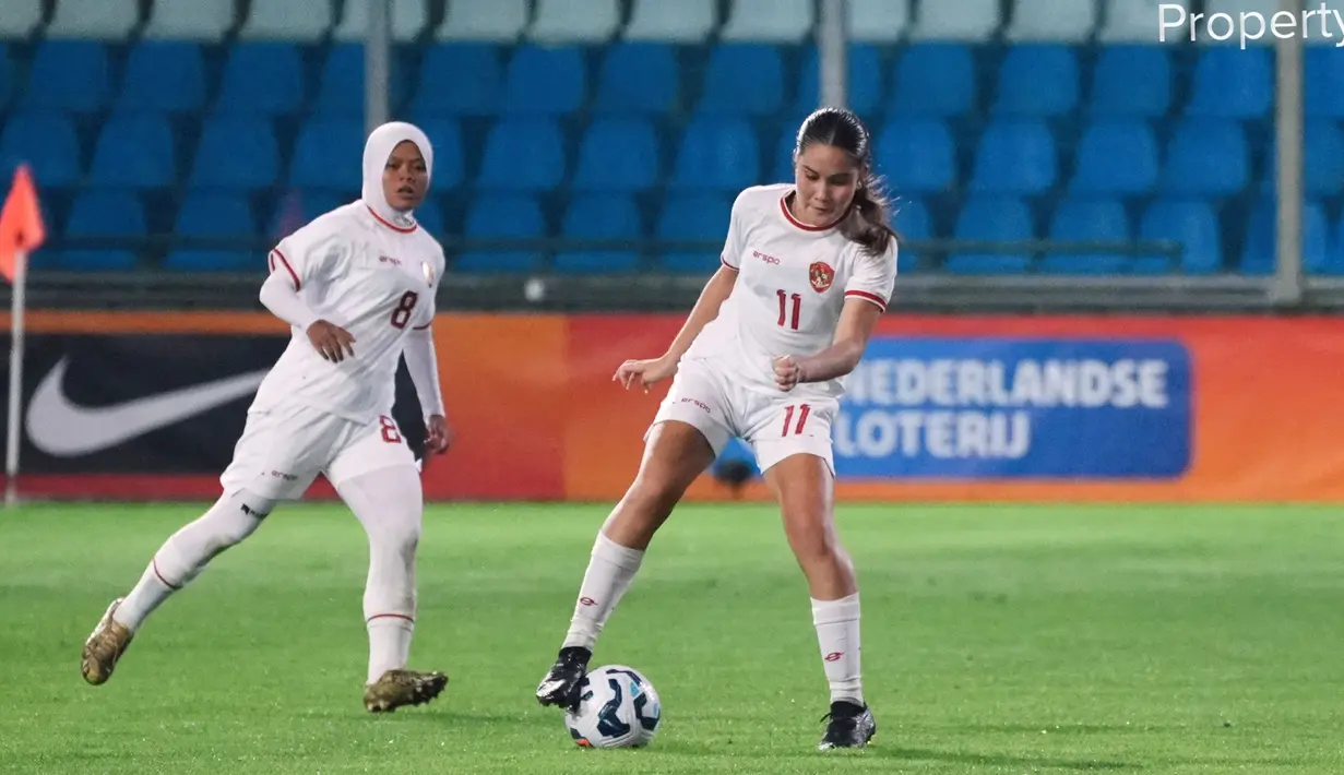 Pemain Timnas Indonesia Putri, Sidney Sari Hopper (kanan) mengontrol bola pada laga uji coba melawan Timnas Belanda yang berlangsung di Stadion Devijverberg, Doetinchem, Belanda, Sabtu (26/10/2024) WIB. (Dok. PSSI)