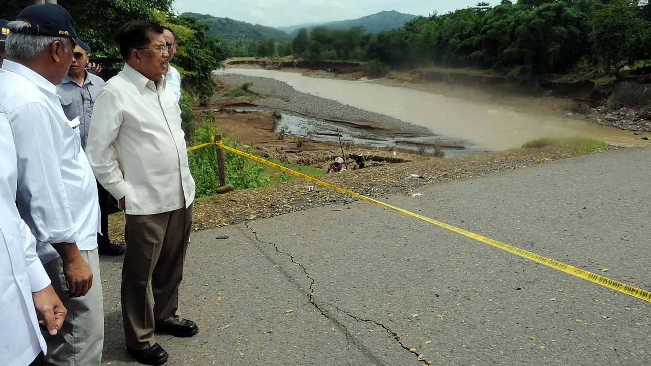Wapres JK Tinjau Lokasi Banjir di Sulawesi Selatan