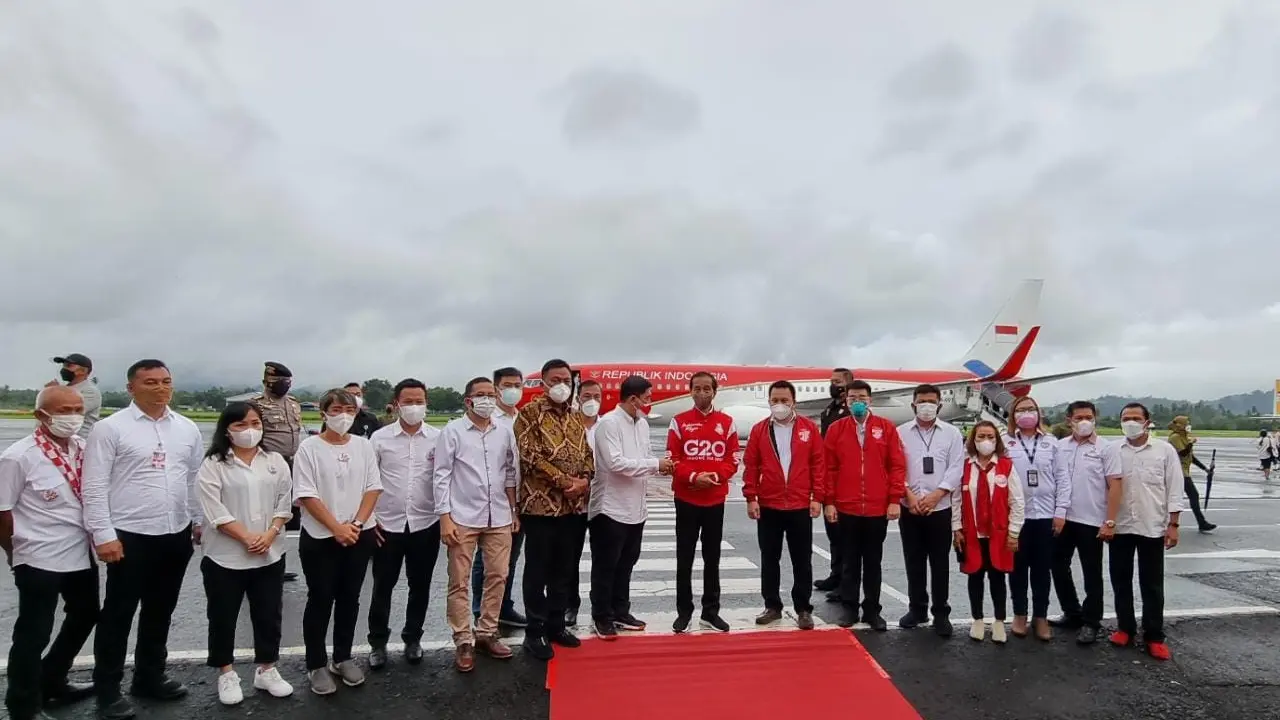 Relawan Deklarasi 2024 Setia Tegak Lurus berfoto bersama Jokowi. (Istimewa)