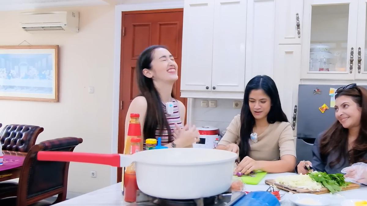 5 Potret Dapur Rumah Ranty Maria, Nuansa Putih dengan Desain Minimalis