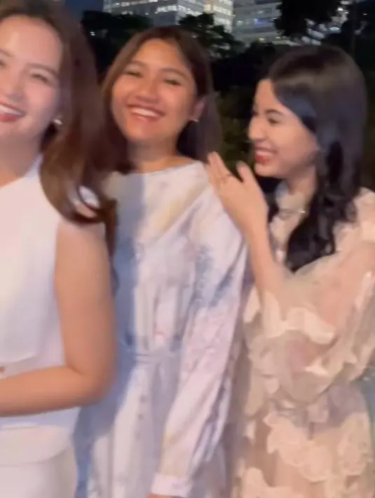 Salah satu yang mencuri perhatian adalah Erina Gudono. Baru saja melahirkan, ia tampil menawan dalam balutan gamis berbahan silk yang mewah dengan motif printed yang lembut. Penampilannya semakin anggun dengan potongan rambut pendek yang memberi kesan elegan dan modern. [@shinta.yuliasmi].