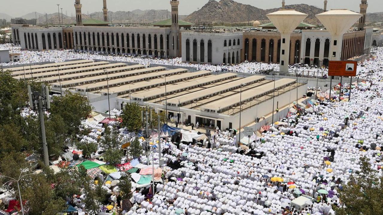 Jutaan jemaah haji dari berbagai penjuru dunia berkumpul di Padang Arafah, Mekkah, Arab Saudi, pada Selasa (27/6/2023). Mereka tengah melaksanakan ibadah wukuf yang menjadi bagian dari rukun haji. Berkumpulnya jutaan umat Islam ini menjadi pemandangan yan