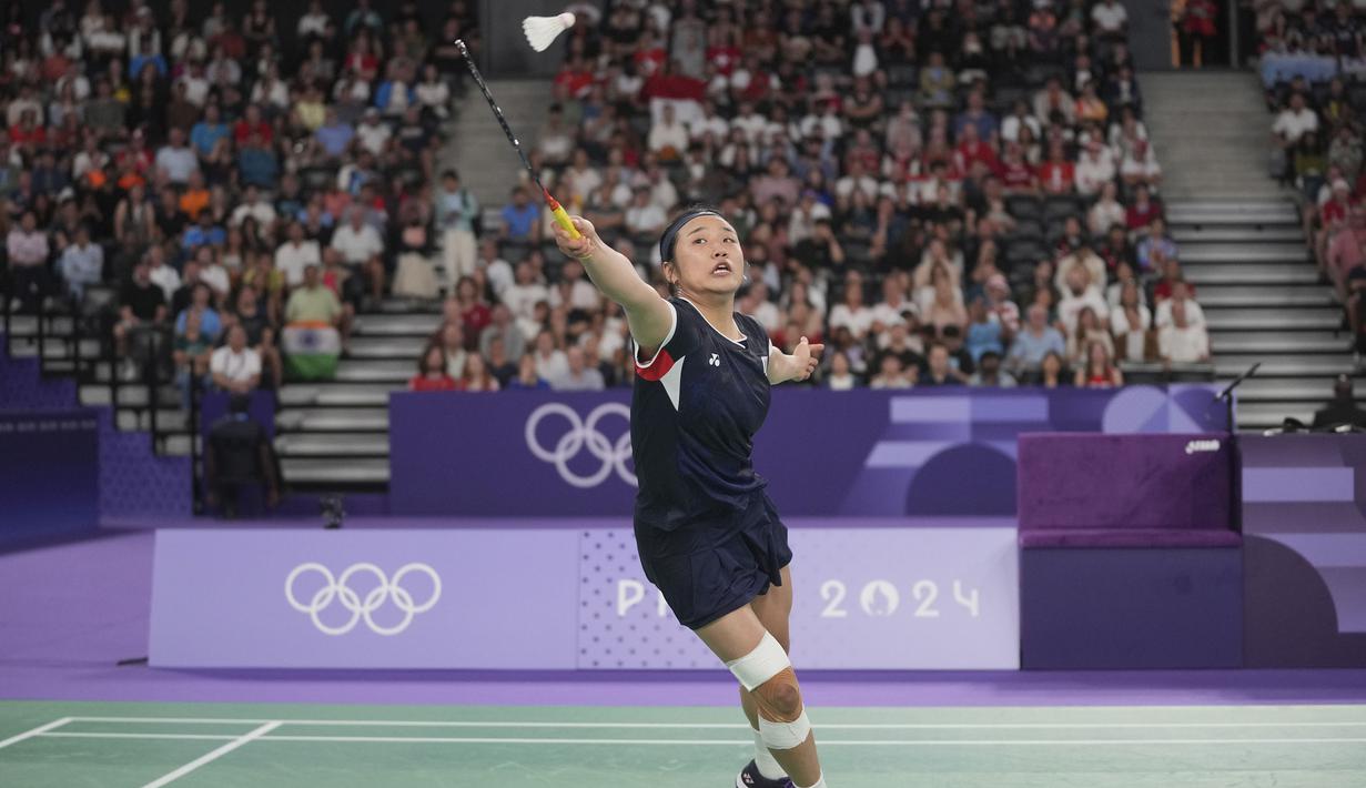 Pebulu tangkis tunggal putri Korea Selatan, An Se-young berusaha mengembalikan bola lambung saat menghadapi wakil Indonesia, Gregoria Mariska Tunjung pada laga semifinal nomor tunggal putri cabor bulu tangkis Olimpiade Paris 2024 di Porte de La Chapelle Arena, Paris, Minggu (4/8/2024). An Se-young menang rubber-game 11-21, 21-13 dan 21-16. (AP Photo/Kin Cheung)