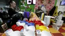 Sejumlah cangkir menyerupai tempat BAB terlihat di Kafe Crazy Toilet di pusat kota Moskow, Rusia (30/10/2015). Cafe ini memiliki tema interior menyerupai toilet dan menyajikan peralatan seperti yang ada di kamar mandi kecil. (REUTERS/Sergei Karpukhin)