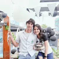 El Rumi dan Marsha Aruan kini tengah menjalani LDR. Meski demikian, romantisme tak hilang dari hubungan mereka. (instagram/aruanmarsha)