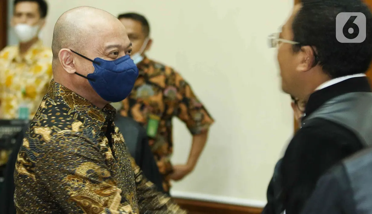 Terdakwa Mantan Kapolda Sumatera Barat Irjen Teddy Minahasa Putra seusai menjalani sidang perdana kasus narkoba di PN Jakarta Barat, Kamis (2/2/2023). Teddy Minahasa hadir dengan mengenakan pakaian batik dengan rompi merah khas tahanan. (Liputan6.com/Herman Zakharia)