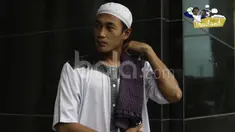 Bek Timnas Indonesia, Hansamu Yama Pranata, terlihat modis dengan mengenakan baju muslim saat sholat Jumat di Hotel Grand Fourwings, Bangkok, Thailand, Jumat (16/12/2016). (Bola.com/Vitalis Yogi Trisna)