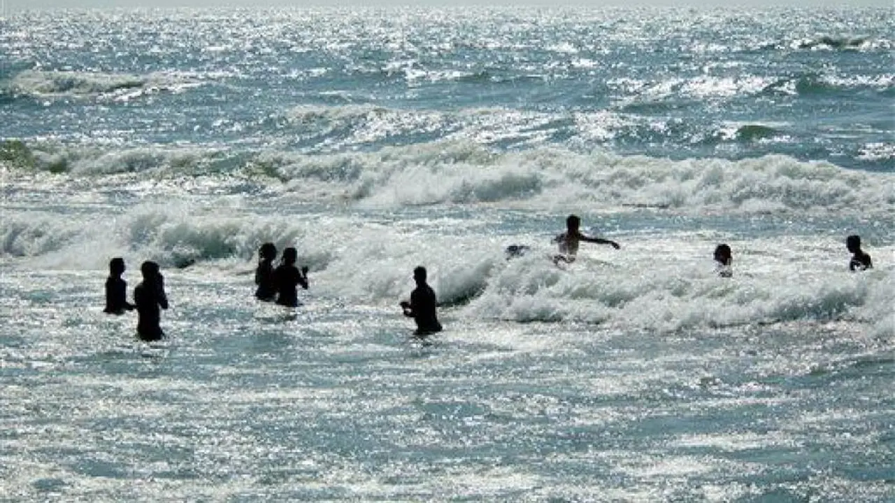 Berenang di Pantai