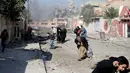 Sejumlah warga panik berlarian menyusul serangan udara yang dilakukan militan ISIS di kota Tahrir, Irak, 17 November 2016. (REUTERS/Goran Tomasevic)