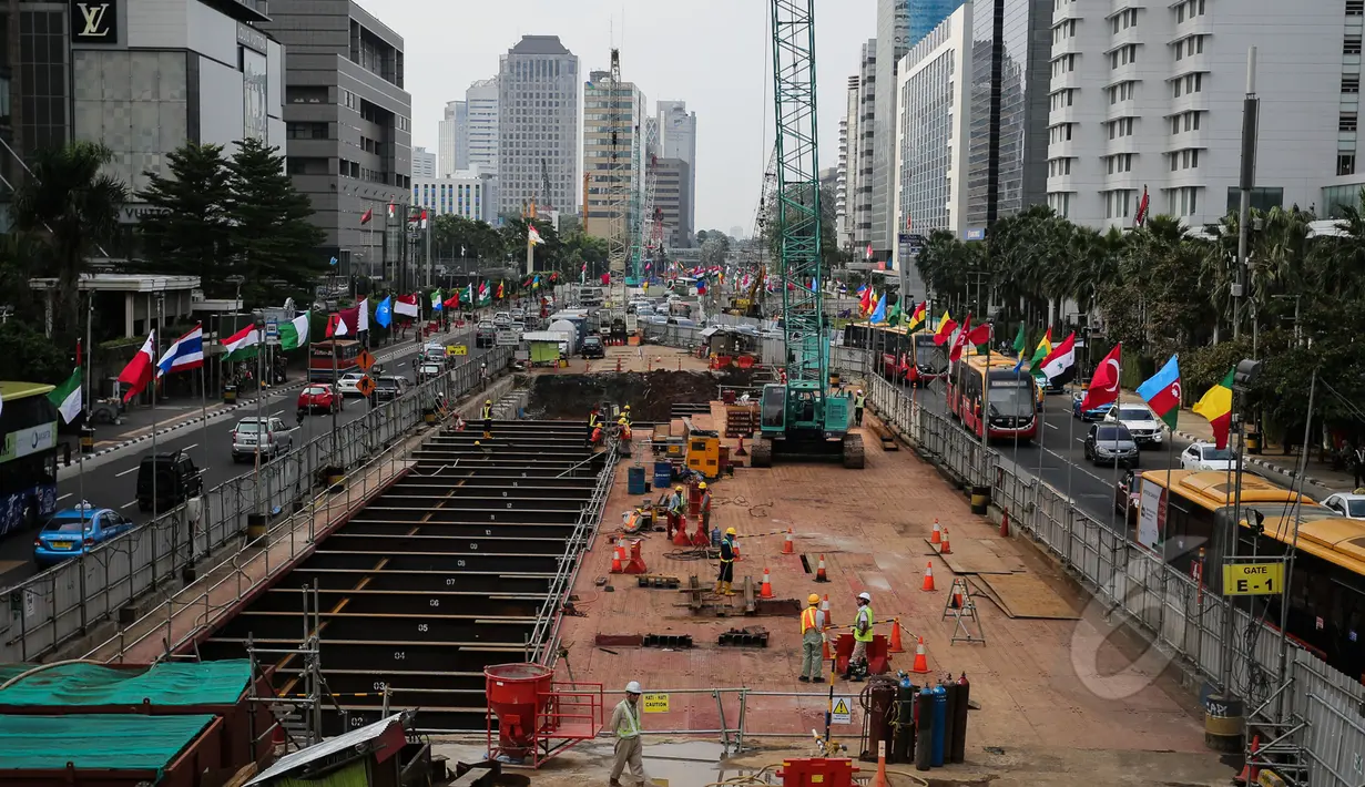 Pekerja menyelesaikan pembangunan proyek MRT di kawasan Bundaran HI, Jakarta, Rabu (15/4/2015). PT MRT Jakarta menyiapkan bentuk rancangan stasiun bawah tanah di Bundaran HI akan memiliki 3 lantai di bawah tanah. (Liputan6.com/Faizal Fanani)