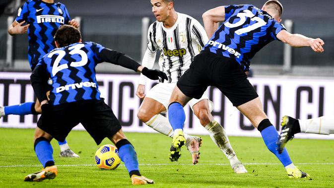 Striker Juventus, Cristiano Ronaldo (kedua dari kanan), mencoba melepaskan diri dari kepungan pemain Inter Milan kala berlaga pada semifinal leg kedua Coppa Italia di Juventus Stadium, Rabu (10/2/2021). (Marco Alpozzi/LaPresse via AP)