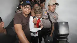 Terdakwa kasus pelecehan seksual di TK JIS tiba di Pengadilan Negeri Jakarta Selatan dengan kawalan polisi, Selasa (26/8/14). (Liputan6.com/Johan Tallo)