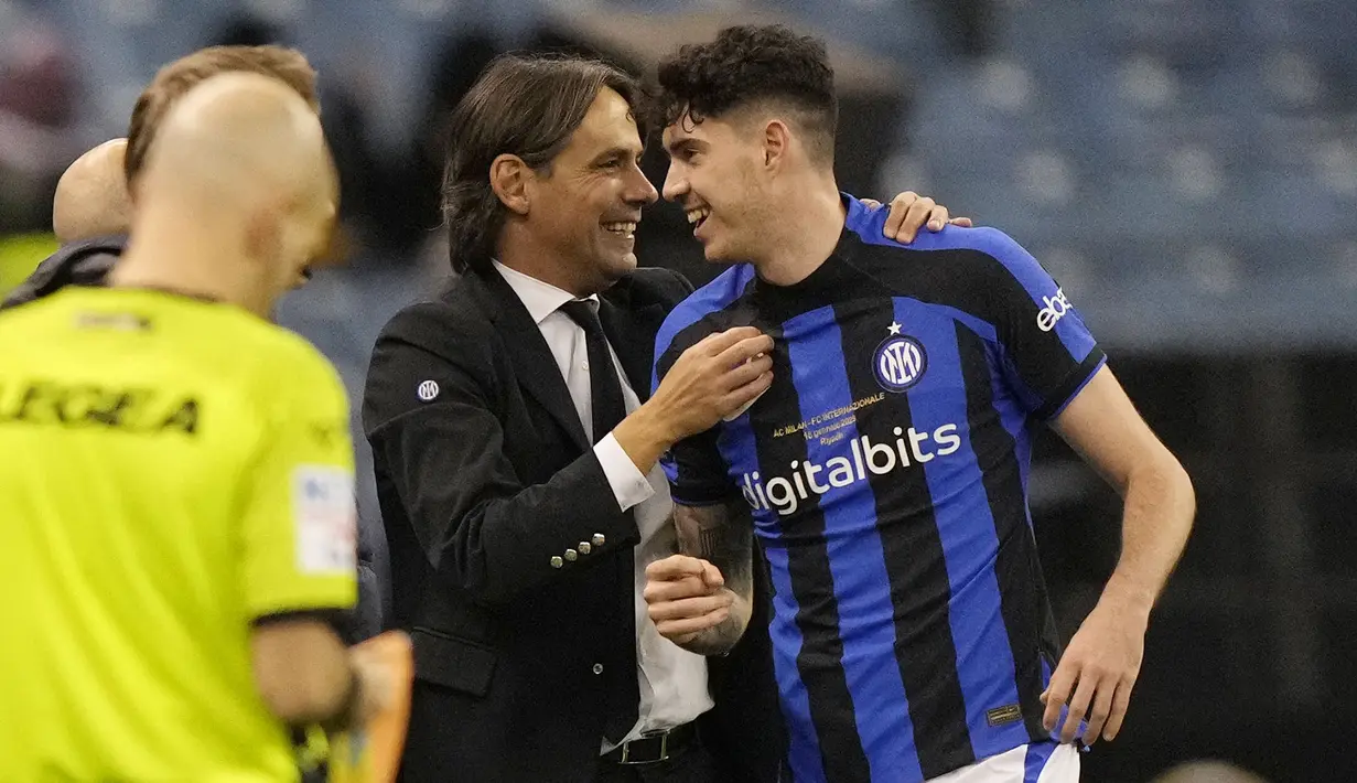 <p>Pelatih Inter Milan, Simone Inzaghi (tengah) merayakan kemenangan bersama pemainnya Alessandro Bastoni setelah mengalahkan AC Milan 2022/2023 pada laga Piala Super Italia yang berlangsung di Stadion Internasional King Fahd, Riyadh, Arab Saudi, pada Kamis (19/1/2023) dini hari WIB. Tiga gol Nerazzurri dicetak oleh Federico Dimarco (10'), Edin Dzeko (21&rsquo;), dan Lautaro Martinez (78&rsquo;).&nbsp;(AP Photo/Hussein Malla)</p>