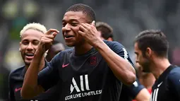 Pemain Paris Saint-Germain Kylian Mbappe tertawa saat bercanda dengan Neymar saat sesi latihan jelang menghadapi Rennes dalam Trophee des Champions di Stadion Universiade Shenzhen, China, Jumat (2/8/2019). PSG akan menghadapi Rennes pada Sabtu, 3 Agustus 2019. (FRANCK FIFE/AFP)