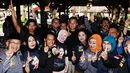 Cagub DKI Jakarta, Agus Harimurti Yudhoyono (AHY- tengah) berfoto bersama sebagian anggota DPD RI usai pertemuan di Jakarta, Selasa (24/1). Selain bertemu, AHY juga menyimak masukan dari para anggota DPD RI tersebut. (Liputan6.com/Helmi Fithriansyah)