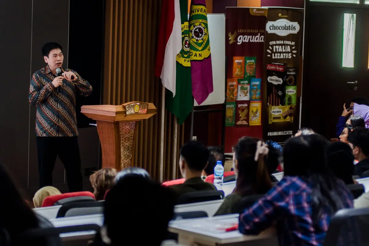 Presiden Direktur Garudafood Hardianto Atmadja memberikan kuliah umum strategi bisnis pangan di era digital di Universitas Katolik Parahyangan, Bandung, Jawa Barat, Jumat (23/6/2023). (Istimewa)
