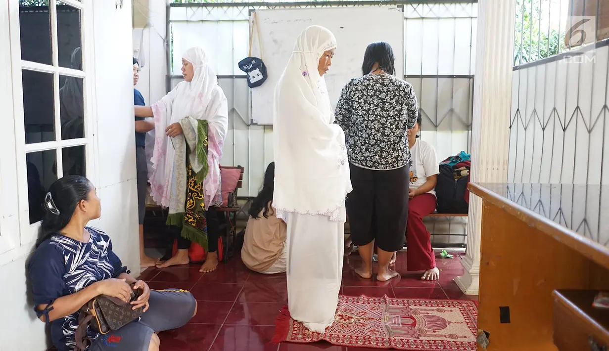 Calon asisten rumah tangga (ART) infal melaksanakan salat saat menunggu panggilan di Yayasan Bu Gito, Jakarta, Rabu (29/5/2019). Sebagian besar ART yang bertarif Rp 150 ribu hingga Rp 200 ribu per hari tersebut datang dari wilayah Jawa Barat. (Liputan6.com/Immanuel Antonius)