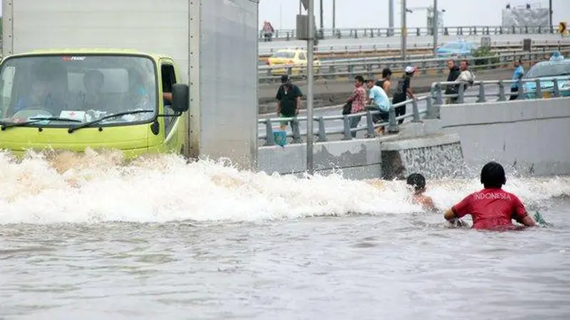 Potret Jantung Ibukota Lumpuh Dikepung Banjir