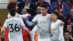 Bek Manchester United, Chris Smalling (kedua kanan) melakukan selebrasi bersama rekan-rekannya usai mencetak gol ke gawang Bournemouth pada pertandingan Liga Inggris di Stadion Vitality, (18/4). MU menang 2-0 atas Bournemouth. (AFP Photo/Glyn Kirk)