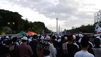 Ribuan peserta menghadiri Aksi Bela Palestina di kawasan silang Monas, Jakarta, Minggu (17/12). Aksi ini dilakukan untuk menentang keras pengakuan sepihak Presiden AS Donald Trump atas Yerusalem sebagai ibu kota Israel. (Liputan6.com)