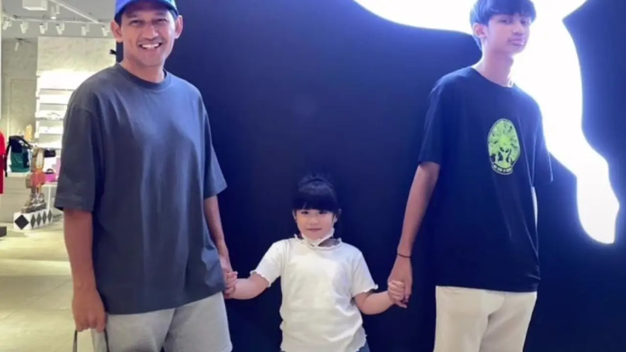 Anak Ibnu Jamil dan anak Ririn Ekawati terlihat sangat akrab