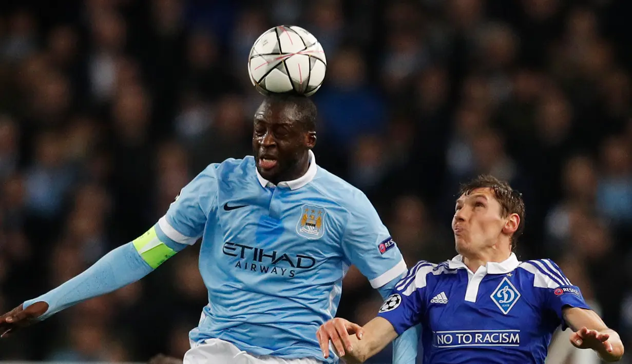 Gelandang Manchester City, Yaya Toure (kiri) berebut bola udara dengan Denys Garmash pada leg kedua 16 besar Liga Champions di Stadion Etihad, Inggris, Rabu (16/3). City bermain imbang dengan Dynamo Kiev dengan skor 0-0. (Reuters/Phil Noble)