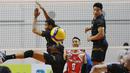 Di set ketiga, pertandingan benar-benar berjalan sengit. Kedua tim saling berbalas poin dan kedudukan sempat imbang 18-18. Hal tersebut tentu memperlihatkan sengitnya jalannya laga di set ketiga. (Bola.com/M Iqbal Ichsan)