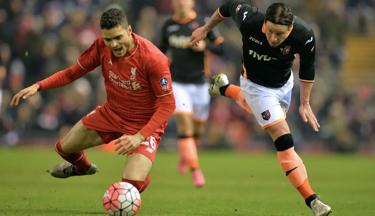 Pemain Exeter City,  Will Hoskins (kanan) mengejar bola bersama pemain Liverpool, Tiago Ilori  pada laga piala FA putaran ketiga di Stadion, Anfield, Liverpool, Kamis (21/01/20160 dini hari WIB. (AFP /Paul Ellis)