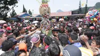 Ribuan Warga Berebut Gunungan di Grebeg Suran Baturraden