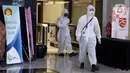 Petugas bersiap menyemprotkan cairan disinfektan di Gedung KPK, Jakarta, Selasa (22/9/2020). Penyemprotan dilakukan rutin untuk mengantisipasi serta menekan penyebaran virus COVID-19 menyusul temuan sedikitnya 21 kantor kementerian/lembaga yang menjadi klaster baru. (Liputan6.com/Helmi Fithriansyah)