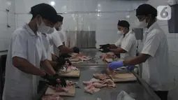 Sebanyak 15-25 ton ayam potong untuk memenuhi pasokan lima wilayah di DKI Jakarta seperti ayam potong fillet. (merdeka.com/Imam Buhori)