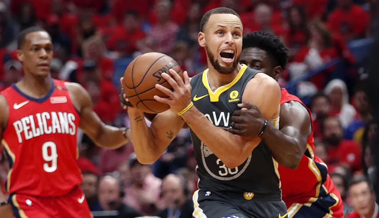 Pemain Warriors, Stephen Curry (tengah) berusha keluar dari kepungan pemain Pelicans pada laga gim ketiga semifinal NBA basketball playoff di Smoothie King Center, New Orleans, (4/5/2018). Pelicans menang 119-100. (AP/Gerald Herbert)