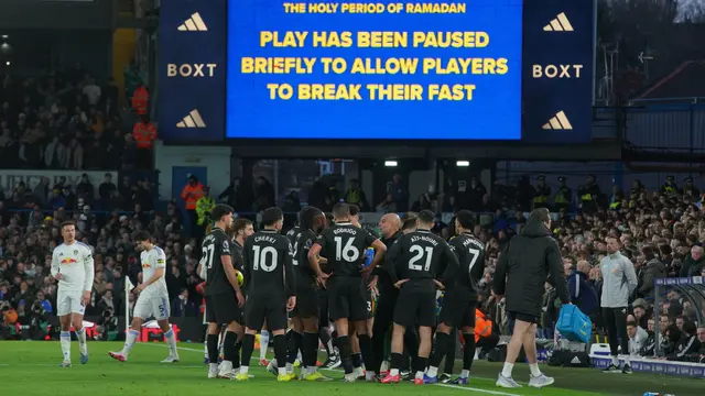 Para pemain berhenti sejenak saat pemain Muslim berbuka puasa Ramadan pada laga Premier League/Liga Inggris antara Leeds vs Man City