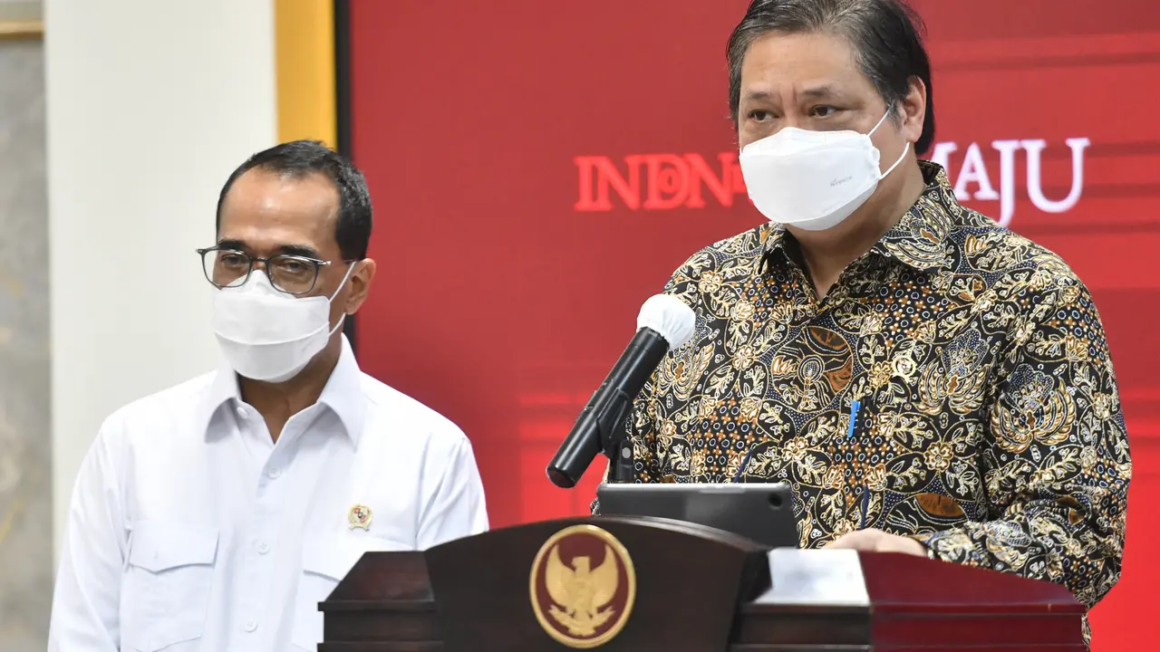 Ketua KPCPEN Airlangga Hartarto dan Menhub Budi Karya Sumadi memberikan keterangan pers usai Rapat Terbatas, Senin (10/05/2021), di Jakarta (Foto: Humas Setkab/Rahmat)