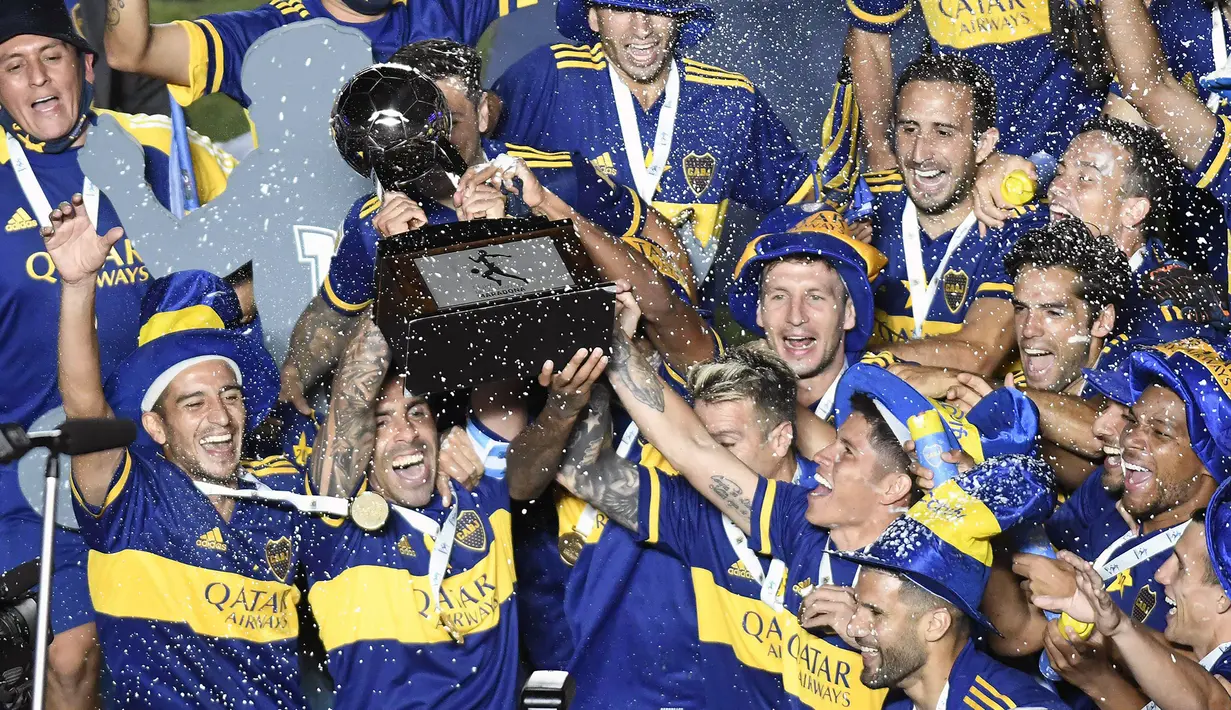 Pemain Boca Juniors mengangkat trofi Copa Diego Armando Maradona usai mengalahakan Bandfield di San Juan del Bicentenario Stadium, Selasa (19/1/2021). Boca Juniors menang 5-3 atas Banfield lewat adu penalti. (AFP/Andres Larrovere/various sources)