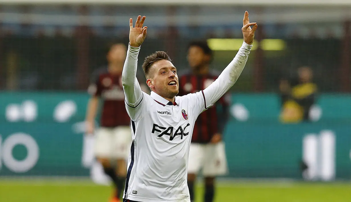 Gelandang Bologna, Emanuele Giaccherini melakukan selebrasi usai mencetak gol kegawang AC Milan pada laga liga italia di Stadion San Siro, Milan, Italia (7/1/2016). Bolagna menang atas AC Milan dengan skor 1-0. (REUTERS/Stefano Rellandini)