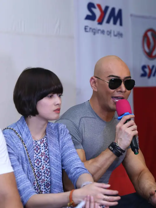 Presenter Deddy Corbuzier itu geram karena dikait-kaitkan yang berbau SARA. Selain Chika dan Deddy yang sakit hati, ibunda Chika juga merasa disakiti karena anaknya disebut PSK. (Nurwahyunan/Bintang.com)