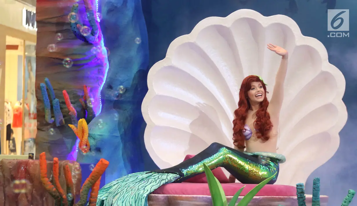 Karakter Disney Princess dalam film The Little Mermaid, Ariel foto bersama anak-anak saat tampil dalam "Dream Big, Princess" di Lippo Mall Puri, Jakarta, Kamis (5/7). (Liputan6.com/Arya Manggala)